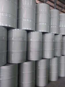 Các thùng phuy tóp đầu trắng