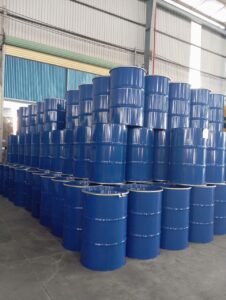 Các thùng phuy nắp mở màu xanh